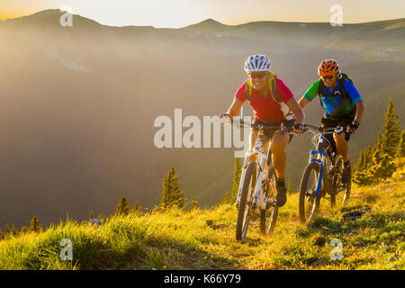 Kaukasische paar Mountainbiken Stockfoto
