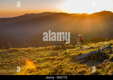 Kaukasische paar Mountainbiken Stockfoto