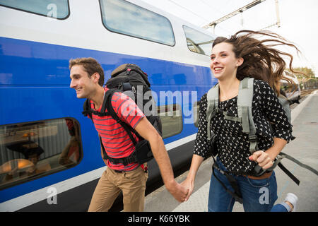 Kaukasische Paar, dass in der Nähe von Zug Stockfoto