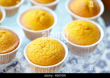 Detailansicht Kuchen stand mit italienischen Muffins namens Camilla, nade mit Möhren und Mandeln, selektive konzentrieren. Stockfoto