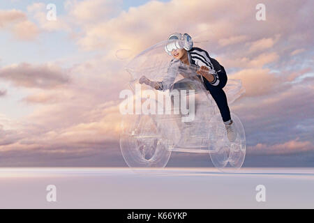 Frau mit Virtual reality Helm reiten Motorrad Stockfoto
