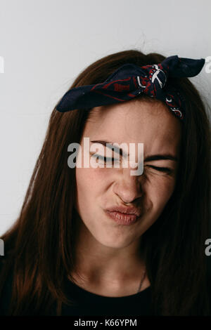 Nahaufnahme von kaukasischen Frau Grimasse Stockfoto