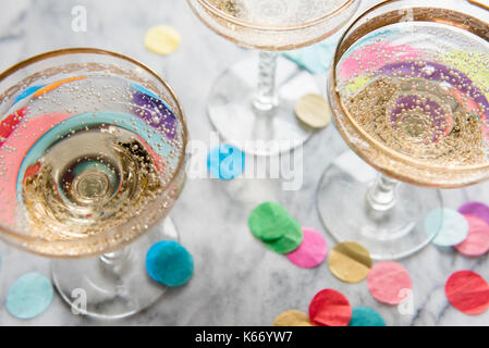 Konfetti in der Nähe von Gläser Champagner Stockfoto