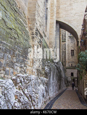 Torbogen Gasse in Avignon, Frankreich Stockfoto