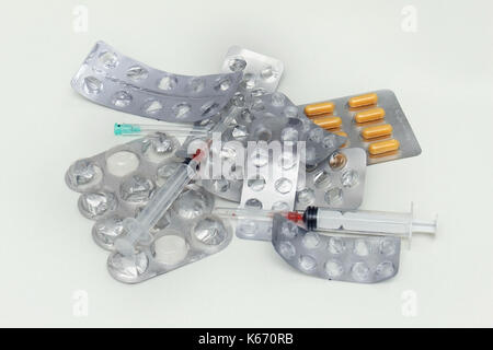 Große Stapel von gebrauchten Medizin blasen und Spritzen Stockfoto