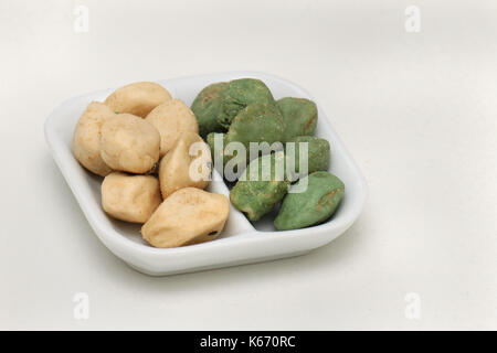 Japanische Snacks in Wasabi green Pulver beschichtet Stockfoto