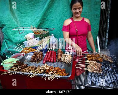 ANTIPOLO CITY, Philippinen - September 7, 2017: eine Straße essen Anbieter Grills verschiedene Snacks, das Huhn Innereien umfasst. Stockfoto