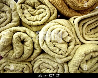 Foto von einem Stapel von Rollen Bunte Handtücher Stockfoto
