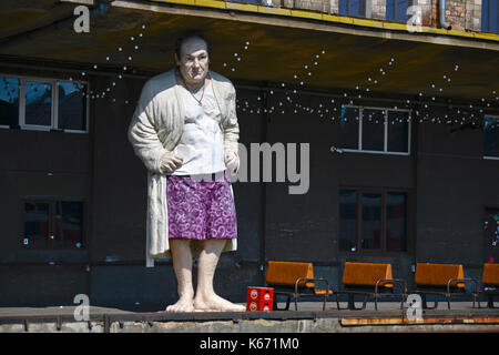 Eine riesige Statue von James Gandolfini als Tony Soprano, Bahnhof in Vilnius, Litauen Stockfoto