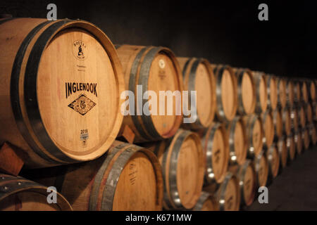 Wein altert in Fässern aus französischer Eiche in der Kaminecke Weingut in Rutherford, Kalifornien im Napa Valley. Stockfoto