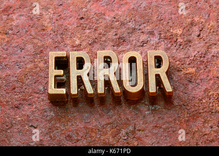 Fehler beim Wort von metallischen Buchstaben auf rotem rostige Oberfläche Stockfoto