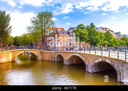 Amsterdam, mit Blumen und Fahrräder auf den Brücken über die Kanäle, Holland, Niederlande Stockfoto