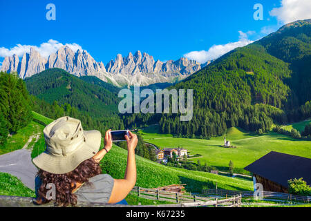 Frau genießen Sie den Blick auf die Dolomiten im Val di Funes Tal, Santa Maddalena, touristisches Dorf, Dolomiten, Italien, Europa Stockfoto