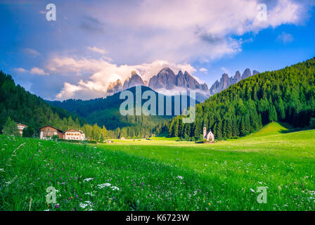 Traditionelle alpine St. Johann-Kirche im Tal Val di Funes, Santa Maddalena touristisches Dorf, Dolomiten, Italien, Europa Stockfoto