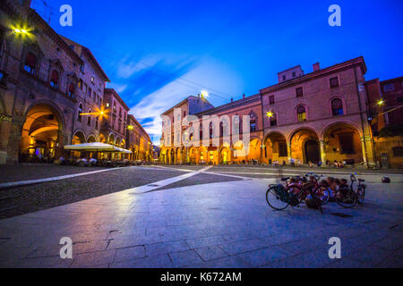 Blick auf die Piazza Santo Stefano am Abend mit Menschen und ein Fahrrad, Bologna, Italien Stockfoto