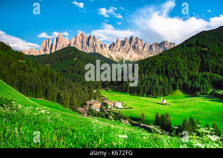 Traditionelle alpine St. Johann-Kirche im Tal Val di Funes, Santa Maddalena touristisches Dorf, Dolomiten, Italien, Europa Stockfoto
