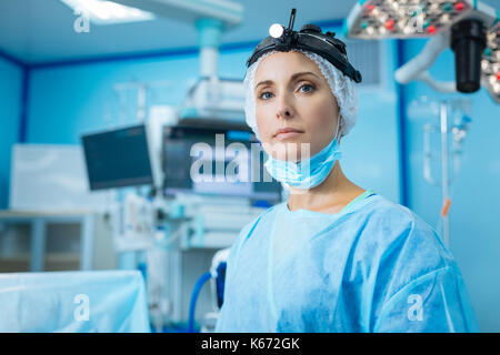 Aufmerksame weibliche Person in halb Position Stockfoto