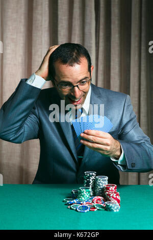 Geschäftsmann gewann im Poker Spiel Stockfoto