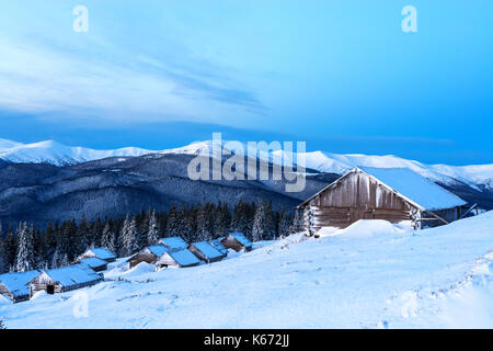 Verschneite Hütte im Winter Berge Stockfoto