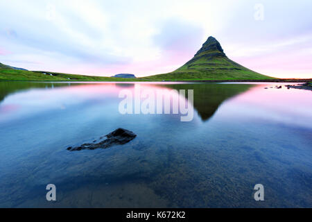 Bunte sunrise auf Kirkjufellsfoss Wasserfall Stockfoto