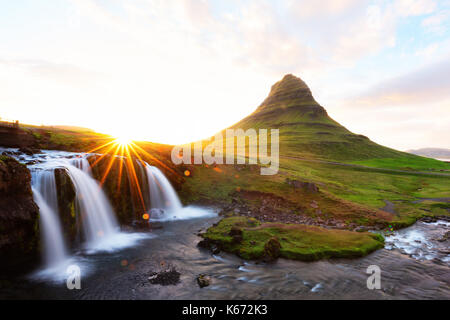 Bunte sunrise auf Kirkjufellsfoss Wasserfall Stockfoto