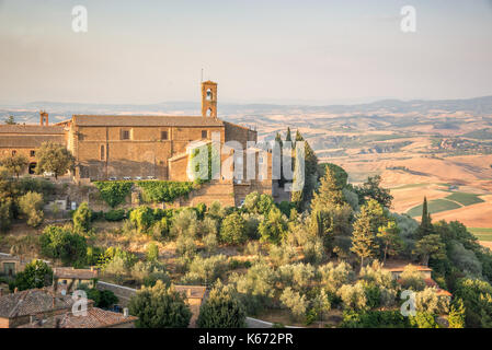 Blick auf Montalcino, Landschaft Landschaft im Hintergrund, Toskana, Italien Stockfoto