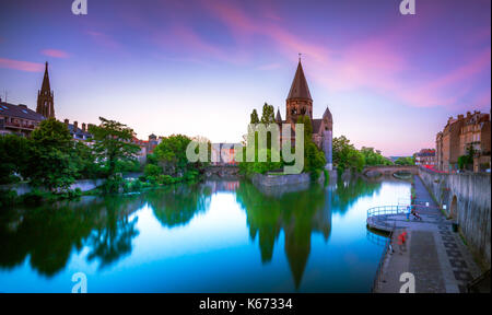 Anzeigen von Metz mit Temple Neuf, spiegelt sich in der Mosel, Lothringen, Frankreich Stockfoto