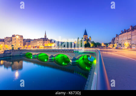 Anzeigen von Metz mit Temple Neuf, spiegelt sich in der Mosel, Lothringen, Frankreich Stockfoto