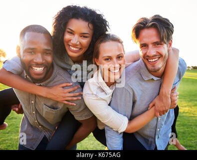 Zwei junge Paare Spaß im Freien Netzwerk zugreift. Stockfoto