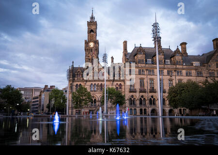 Bradford City Park und Spiegel-Pool, Centenary Square mit dem Rathaus im Hintergrund. Stockfoto