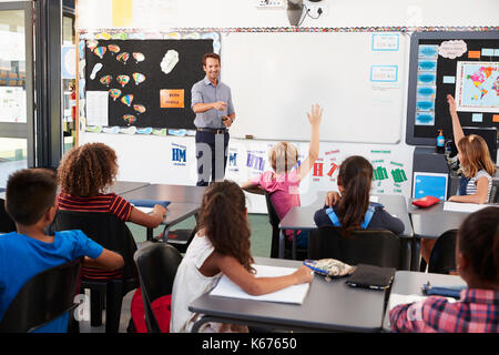 Lehrer an der Vorderseite der Klasse in einer Grundschule Lektion Stockfoto