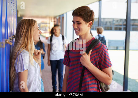 Zwei Freunde sprechen in der Schule in den Pausen Korridor Stockfoto