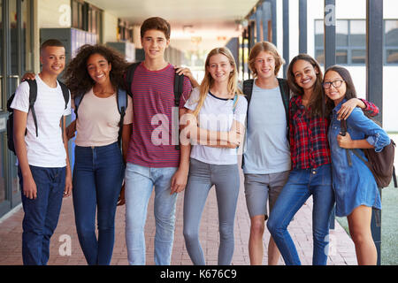 Teenage Klassenkameraden, die in der High School Flur Stockfoto