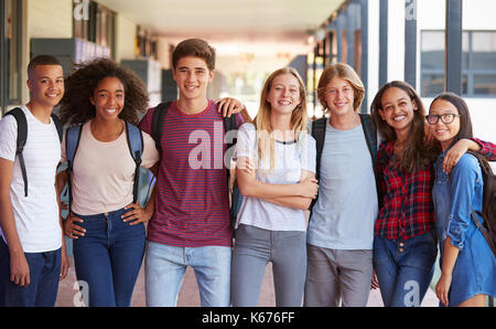 Teenage Klassenkameraden, die in der High School Flur Stockfoto