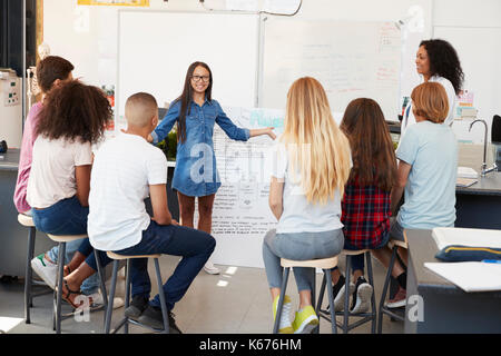 Die Schülerin, die vor der Wissenschaft Klasse, in der Nähe Stockfoto