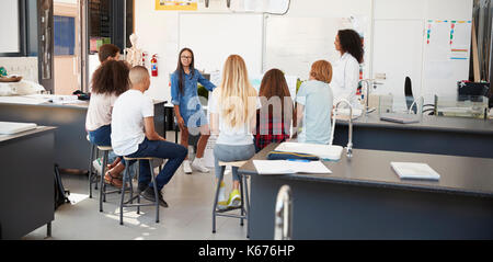 Schülerin präsentieren Projekt vor Wissenschaft Kategorie Stockfoto