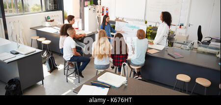 Die Schülerin, die vor der Wissenschaft Klasse, hohen Winkel Stockfoto