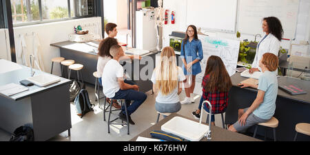 Die Schülerin, die vor der Wissenschaft Klasse, hohen Winkel Stockfoto