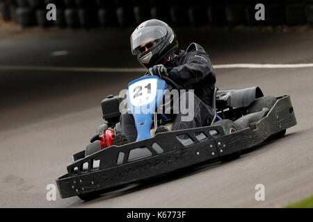 Erwachsene rennen Thunderkarts, 13 PS / 390 cc race Chassis Komplette Karts. Die Karts können Geschwindigkeiten bis zu 55 mph an der Thruxton Kart Center in Hampshire erreichen. Stockfoto