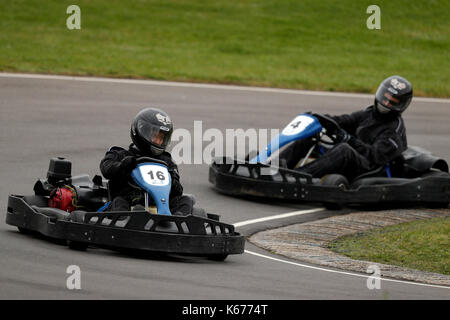 Erwachsene rennen Thunderkarts, 13 PS / 390 cc race Chassis Komplette Karts. Die Karts können Geschwindigkeiten bis zu 55 mph an der Thruxton Kart Center in Hampshire erreichen. Stockfoto