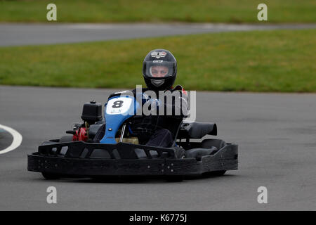 Erwachsene rennen Thunderkarts, 13 PS / 390 cc race Chassis Komplette Karts. Die Karts können Geschwindigkeiten bis zu 55 mph an der Thruxton Kart Center in Hampshire erreichen. Stockfoto