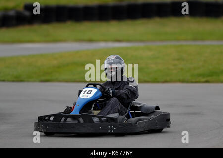 Erwachsene rennen Thunderkarts, 13 PS / 390 cc race Chassis Komplette Karts. Die Karts können Geschwindigkeiten bis zu 55 mph an der Thruxton Kart Center in Hampshire erreichen. Stockfoto