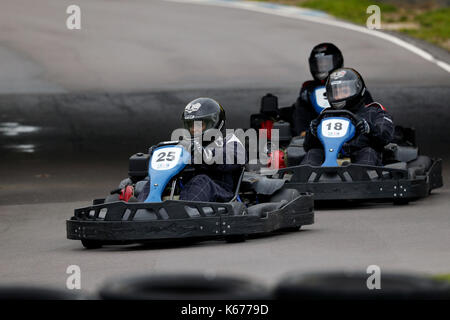 Erwachsene rennen Thunderkarts, 13 PS / 390 cc race Chassis Komplette Karts. Die Karts können Geschwindigkeiten bis zu 55 mph an der Thruxton Kart Center in Hampshire erreichen. Stockfoto