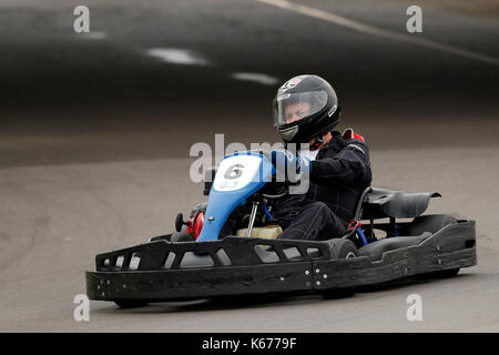 Erwachsene rennen Thunderkarts, 13 PS / 390 cc race Chassis Komplette Karts. Die Karts können Geschwindigkeiten bis zu 55 mph an der Thruxton Kart Center in Hampshire erreichen. Stockfoto