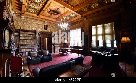 Bibliothek eine tKnightshayes Court, ein viktorianisches Landhaus in der Nähe von Tiverton, Devon, England, von William Burges für die heathcoat-amory Familie konzipiert Stockfoto