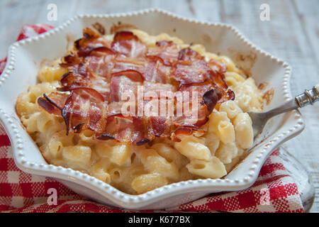 Mac und Käse mit mit Speck gekrönt Stockfoto