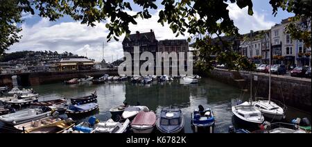 Boote an der Dartmouth, Devon, England, eine Gemeinde. Eine touristische Destination am westlichen Ufer der Mündung des Flusses Dart. Stockfoto