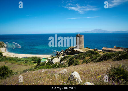 Guadalmesi Tower und der Strasse von Gibraltar, Tarifa, Cadiz, Andalusien, Spanien Stockfoto