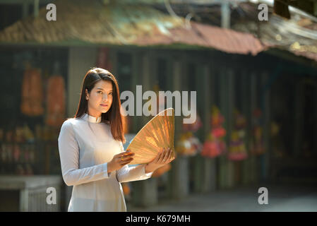 Portrait von einer Frau mit einem traditionellen konischen Hut, Vietnam Stockfoto