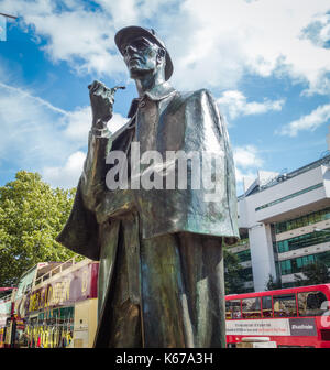 Statue von Sherlock Holmes außerhalb der Station Baker Street auf der Marylebone Road, London, NW1, UK Stockfoto